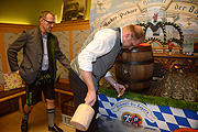 Thomas Roiderer zapfte das erste Fass Hacker-Pschorr Wiesnbier an (©Foto: Ingrid Grossmann)